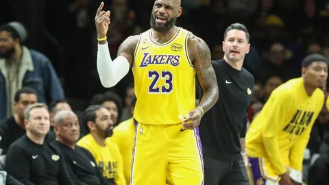 余依婷荣获金牌，游泳斗志昂扬